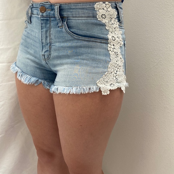 Mossimo Supply Co. Pants - Women’s Mossimo light wash denim high rise floral lace shorts. Size 4/27.